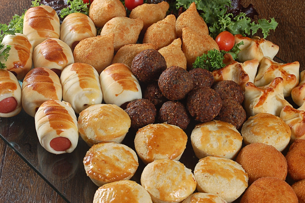 Bandeja de coxinhas, quibes, enroladinhos e empadas