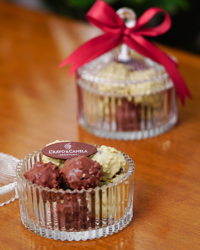 Bomboniere com bites de brownie de chocolate e pistache