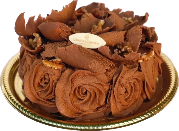 Torta Cravo e Canela coberta de rosas e lascas de chocolate com nozes