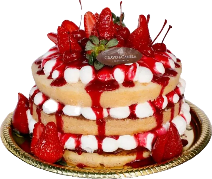 Torta de frutas vermelhas com morangos e chantilly