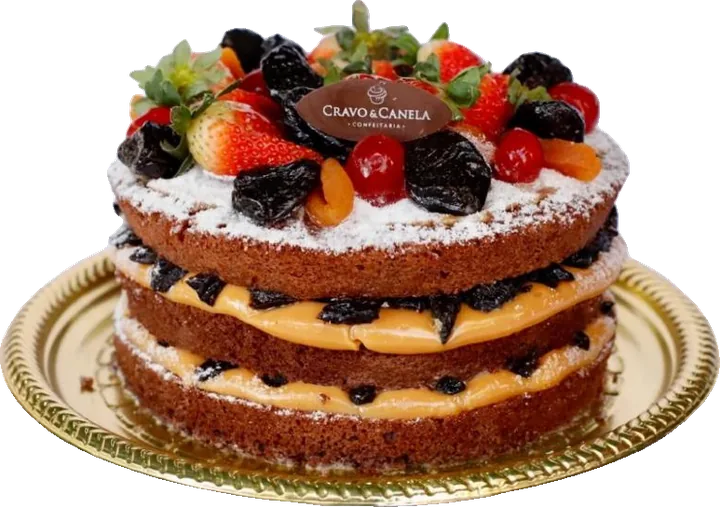 Naked de doce de leite com ameixas e frutas