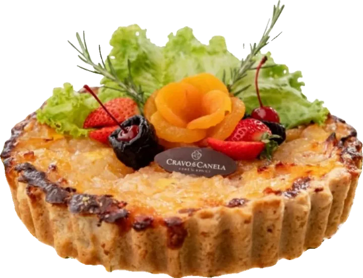 Quiche decorada com frutas e folhas