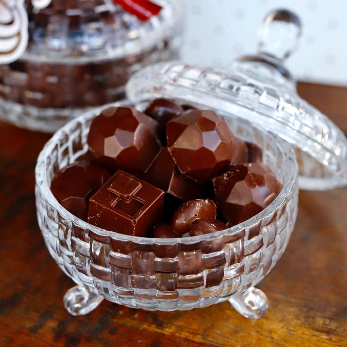 Bomboniere de cristal com bombons de chocolate