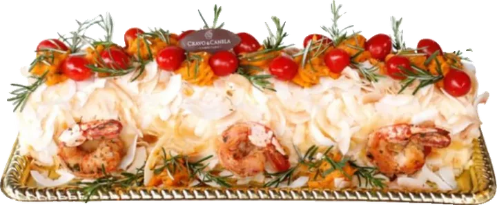 Rocambole salgado de camarão com tomatinhos